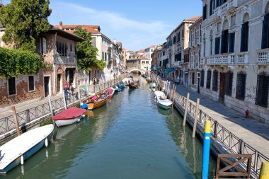 Venedik: Venedik 'te bir kanaldaki teknelerin görüntüsüyle manzara