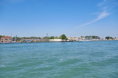 Venedik: Venedik 'te bir kanaldaki teknelerin görüntüsüyle manzara