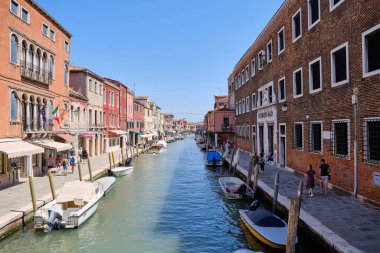 Murano, Venedik: İtalya Venedik 'te ada murano' su. Tekneyle kanalı izle.