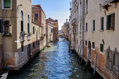 Venedik: Venedik 'te bir kanaldaki teknelerin görüntüsüyle manzara