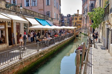 Venedik: Venedik 'te bir kanaldaki teknelerin görüntüsüyle manzara