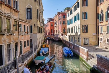 Venedik: Venedik 'te bir kanaldaki teknelerin görüntüsüyle manzara
