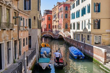 Venedik: Venedik 'te bir kanaldaki teknelerin görüntüsüyle manzara