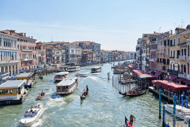 Rialto Köprüsü (Ponte di Rialto) Venedik 'teki Büyük Kanal boyunca uzanan dört köprüden en eskisidir..