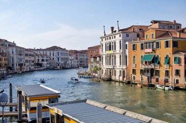 Venedik, İtalya: Venedik Büyük Kanalı Panoraması 'nda tekneler ve Santa Maria della Selamlama Kilisesi Ponte dell' Accademia Köprüsü 'nden gün batımında.