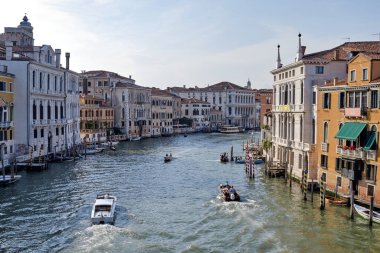 Venedik, İtalya: Venedik Büyük Kanalı Panoraması 'nda tekneler ve Santa Maria della Selamlama Kilisesi Ponte dell' Accademia Köprüsü 'nden gün batımında.