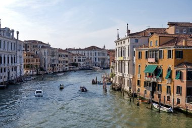 Venedik, İtalya: Venedik Büyük Kanalı Panoraması 'nda tekneler ve Santa Maria della Selamlama Kilisesi Ponte dell' Accademia Köprüsü 'nden gün batımında.