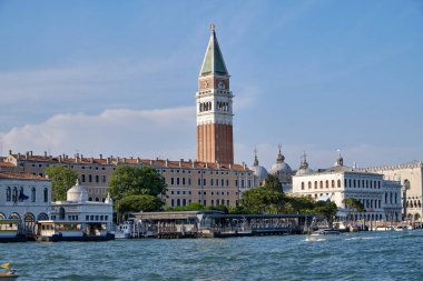 Venedik: Venedik 'te bir kanaldaki teknelerin görüntüsüyle manzara