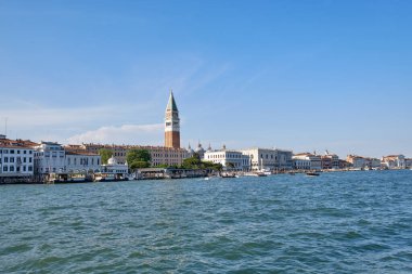 Venedik: Venedik 'te bir kanaldaki teknelerin görüntüsüyle manzara