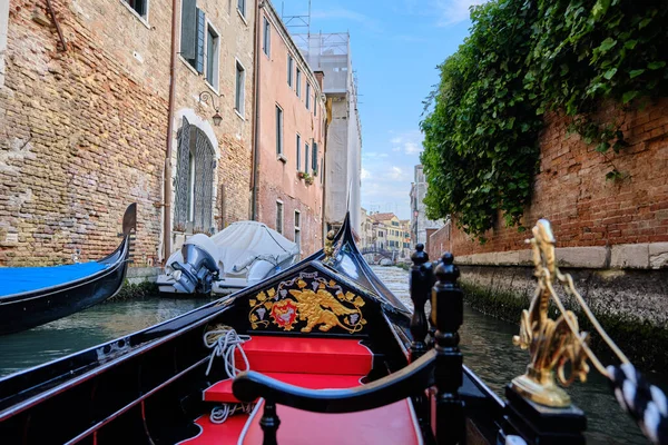 Venetië Uitzicht Vanaf Gondel Tijdens Rit Door Kanalen Van Venetië — Stockfoto