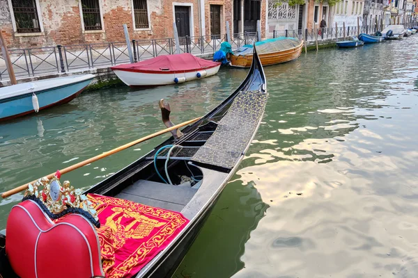 ヴェネツィア ヴェネツィアの運河を通って乗っている間にゴンドラからの眺め — ストック写真