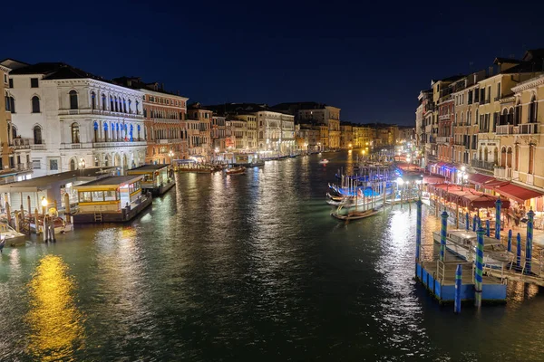 ヴェネツィア ヴェネツィアのカナル グランデのリアルト橋 Ponte Rialto の夜景 — ストック写真