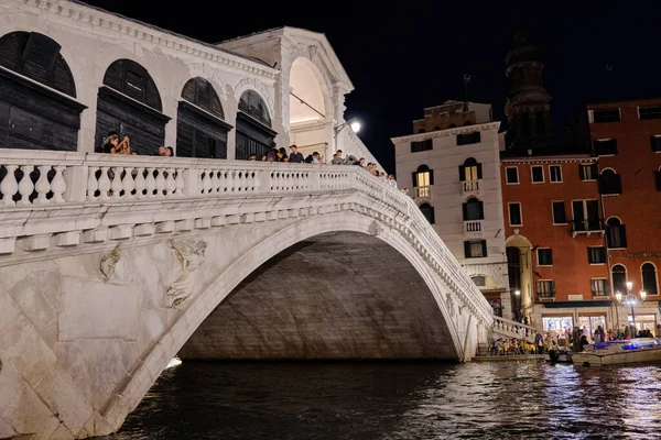 stock image Venice: night view of Rialto Bridge ( Ponte Rialto ) on Canal Grande in Venice