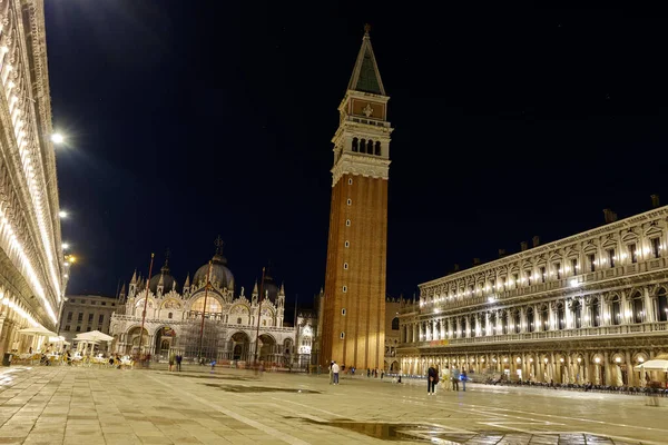 Venedik, İtalya: Venedik, İtalya 'daki Piazza San Marco' da geceleri çan kulesi ve tarihi binalar.