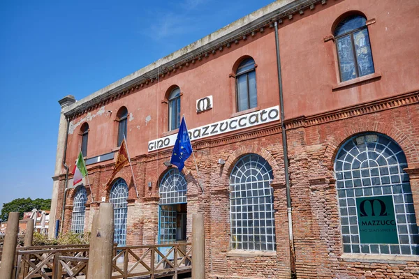 Murano, Venedik: İtalya Venedik 'te ada murano' su. Tekneyle kanalı izle.