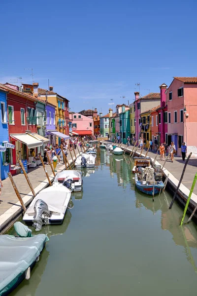 부르노 베니스 부르노 베네치아의 베네토 지역에 수로에 다리가 색깔의 건물들이 — 스톡 사진