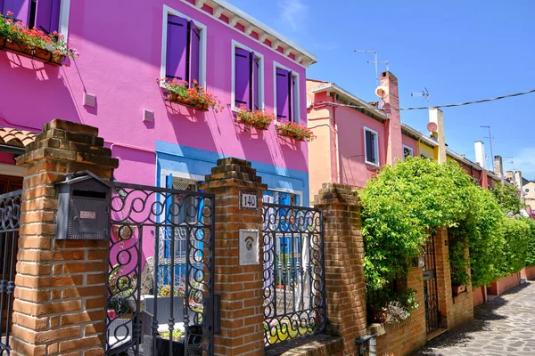 Burano Veneza Casas Coloridas Ilha Burano Edifícios Multicoloridos Aterro Fondamenta — Fotografia de Stock