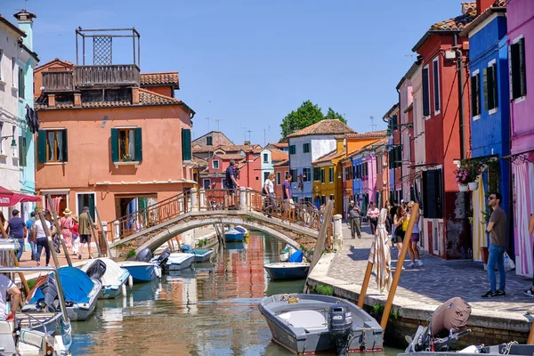 ヴェネツィアのブラーノ島 ブラーノ島のカラフルな家 漁船や石の橋 ヴェネツィア県 ヴェネト州地域と狭い水路のフォンダメンタ堤防上の多色の建物 — ストック写真