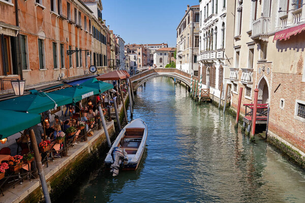 Венеция: пейзаж с изображением лодок на канале в Венеции