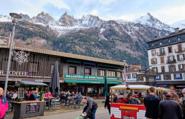 Chamonix şehir merkezinin güzel manzarası. Chamonix Mont Blanc, Fransa 'nın güneydoğusunda yer alan bir şehirdir..