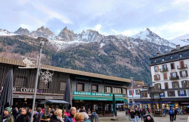 Chamonix şehir merkezinin güzel manzarası. Chamonix Mont Blanc, Fransa 'nın güneydoğusunda yer alan bir şehirdir..