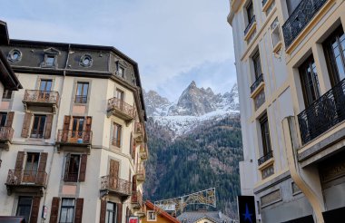 Chamonix şehir merkezinin güzel manzarası. Chamonix Mont Blanc, Fransa 'nın güneydoğusunda yer alan bir şehirdir..