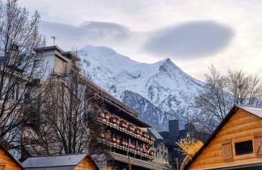 Chamonix şehir merkezinin güzel manzarası. Chamonix Mont Blanc, Fransa 'nın güneydoğusunda yer alan bir şehirdir..