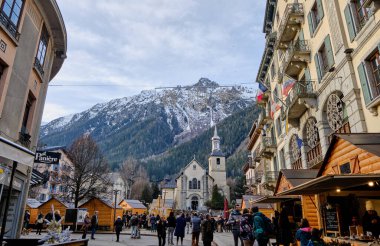 Chamonix şehir merkezinin güzel manzarası. Chamonix Mont Blanc, Fransa 'nın güneydoğusunda yer alan bir şehirdir..