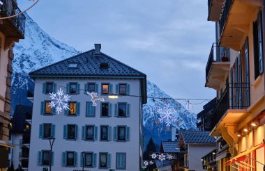 Chamonix, Fransa: Chamonix-Mont-Blanc şehir merkezinin gece manzarası. Haute-Savoie 'deki bu komün, kış sporları ve yaz tırmanışlarıyla bilinir..