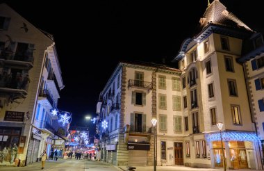 Chamonix, Fransa: Chamonix-Mont-Blanc şehir merkezinin gece manzarası. Haute-Savoie 'deki bu komün, kış sporları ve yaz tırmanışlarıyla bilinir..