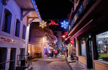Chamonix, Fransa: Chamonix-Mont-Blanc şehir merkezinin gece manzarası. Haute-Savoie 'deki bu komün, kış sporları ve yaz tırmanışlarıyla bilinir..