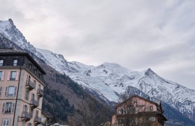 Chamonix şehir merkezinin güzel manzarası. Chamonix Mont Blanc, Fransa 'nın güneydoğusunda yer alan bir şehirdir..