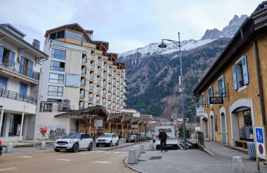 Chamonix şehir merkezinin güzel manzarası. Chamonix Mont Blanc, Fransa 'nın güneydoğusunda yer alan bir şehirdir..
