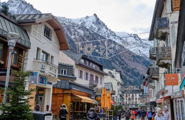 Chamonix şehir merkezinin güzel manzarası. Chamonix Mont Blanc, Fransa 'nın güneydoğusunda yer alan bir şehirdir..