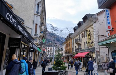Chamonix şehir merkezinin güzel manzarası. Chamonix Mont Blanc, Fransa 'nın güneydoğusunda yer alan bir şehirdir..
