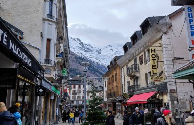 Chamonix şehir merkezinin güzel manzarası. Chamonix Mont Blanc, Fransa 'nın güneydoğusunda yer alan bir şehirdir..