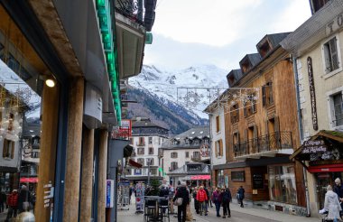 Chamonix şehir merkezinin güzel manzarası. Chamonix Mont Blanc, Fransa 'nın güneydoğusunda yer alan bir şehirdir..