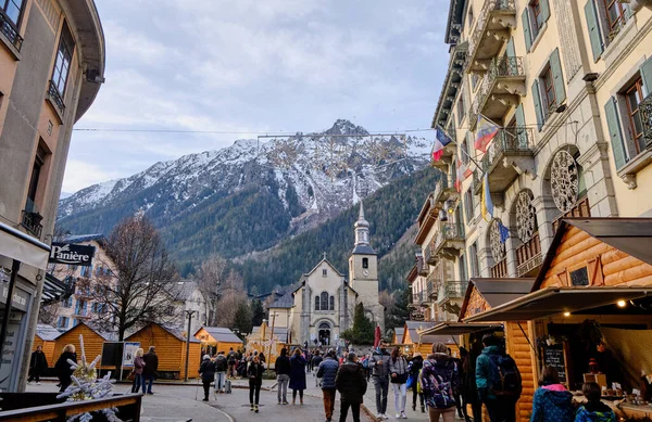 Chamonix şehir merkezinin güzel manzarası. Chamonix Mont Blanc, Fransa 'nın güneydoğusunda yer alan bir şehirdir..