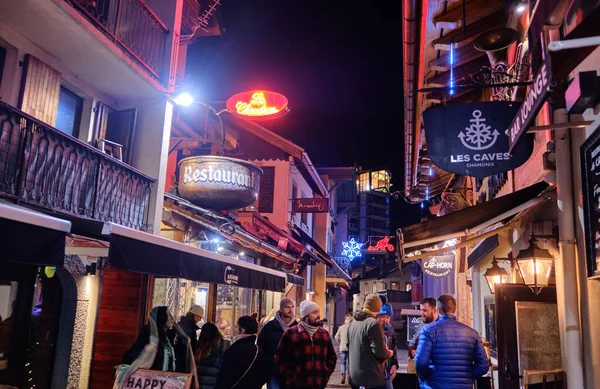 Chamonix, Fransa: Chamonix-Mont-Blanc şehir merkezinin gece manzarası. Haute-Savoie 'deki bu komün, kış sporları ve yaz tırmanışlarıyla bilinir..