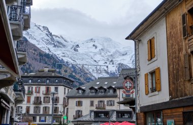 Chamonix şehir merkezinin güzel manzarası. Chamonix Mont Blanc, Fransa 'nın güneydoğusunda yer alan bir şehirdir..