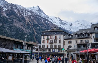 Chamonix şehir merkezinin güzel manzarası. Chamonix Mont Blanc, Fransa 'nın güneydoğusunda yer alan bir şehirdir..