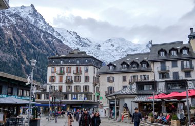 Chamonix şehir merkezinin güzel manzarası. Chamonix Mont Blanc, Fransa 'nın güneydoğusunda yer alan bir şehirdir..