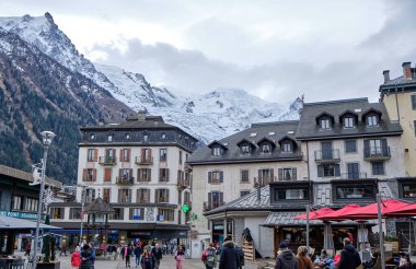 Chamonix şehir merkezinin güzel manzarası. Chamonix Mont Blanc, Fransa 'nın güneydoğusunda yer alan bir şehirdir..