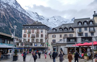 Chamonix şehir merkezinin güzel manzarası. Chamonix Mont Blanc, Fransa 'nın güneydoğusunda yer alan bir şehirdir..