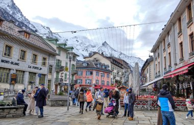 Chamonix şehir merkezinin güzel manzarası. Chamonix Mont Blanc, Fransa 'nın güneydoğusunda yer alan bir şehirdir..