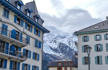 Chamonix şehir merkezinin güzel manzarası. Chamonix Mont Blanc, Fransa 'nın güneydoğusunda yer alan bir şehirdir..