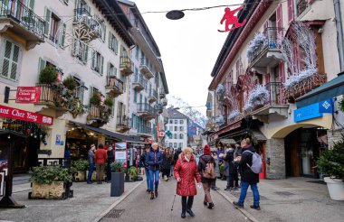 Chamonix şehir merkezinin güzel manzarası. Chamonix Mont Blanc, Fransa 'nın güneydoğusunda yer alan bir şehirdir..