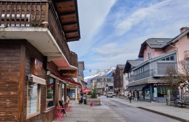Chamonix şehir merkezinin güzel manzarası. Chamonix Mont Blanc, Fransa 'nın güneydoğusunda yer alan bir şehirdir..