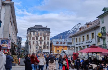 Chamonix şehir merkezinin güzel manzarası. Chamonix Mont Blanc, Fransa 'nın güneydoğusunda yer alan bir şehirdir..