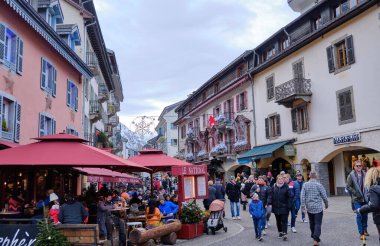 Chamonix şehir merkezinin güzel manzarası. Chamonix Mont Blanc, Fransa 'nın güneydoğusunda yer alan bir şehirdir..